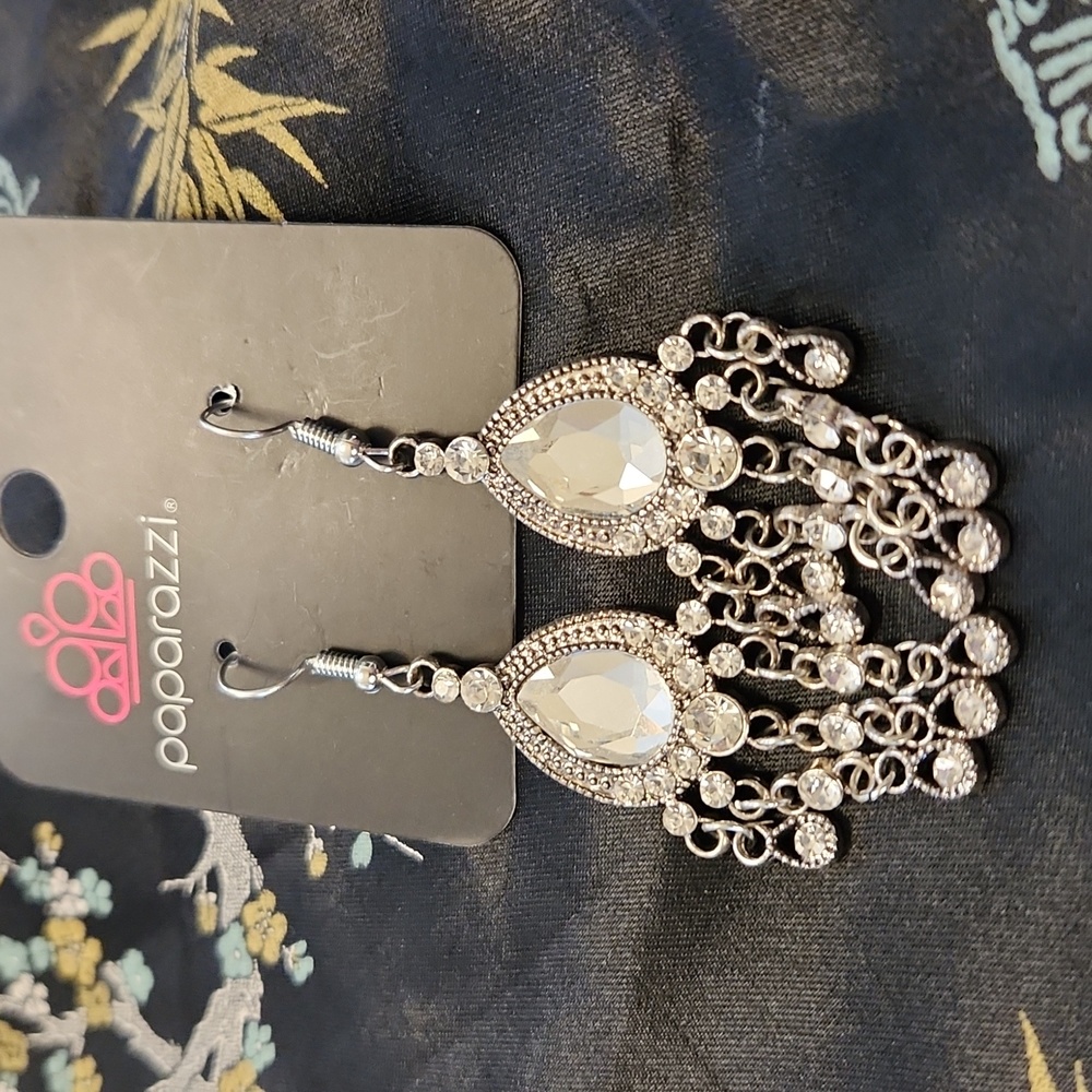 Paparazzi silver With Clear Rhinestones Earrings